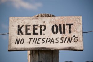 keep out no trespassing sign