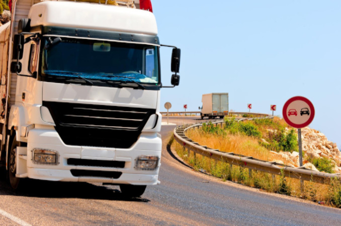 Semi-truck driving around curve: Lorenzo Truck Accidents Blog